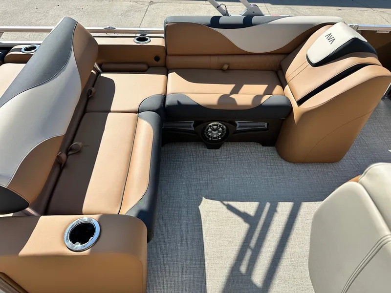 Slide: The Image of Avalon LSZ Versatile Rear Bench 25FT 2026 - 11