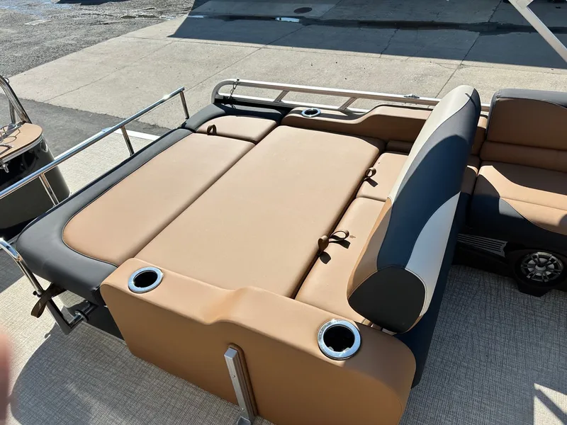 Slide: The Image of Avalon LSZ Versatile Rear Bench 25FT 2026 - 12