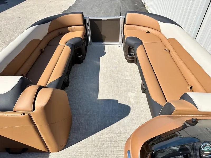 Slide: The Image of Avalon LSZ Versatile Rear Bench 25FT 2026 - 13