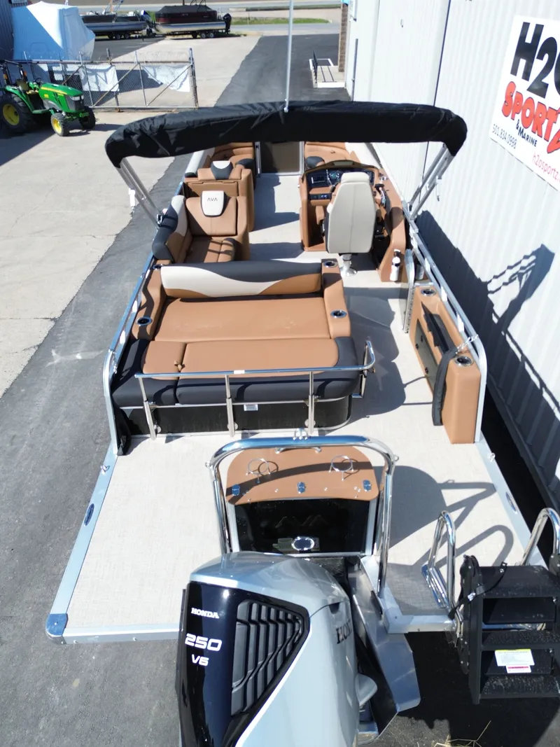 Slide: The Image of Avalon LSZ Versatile Rear Bench 25FT 2026 - 14