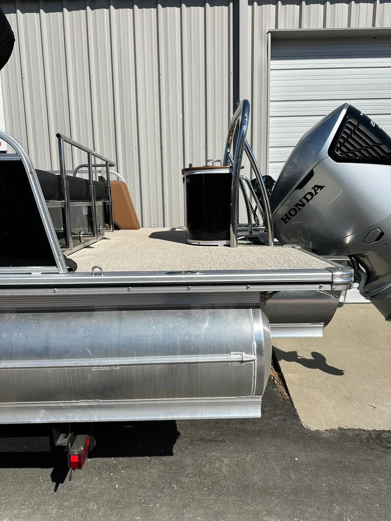 Slide: The Image of Avalon LSZ Versatile Rear Bench 25FT 2026 - 5