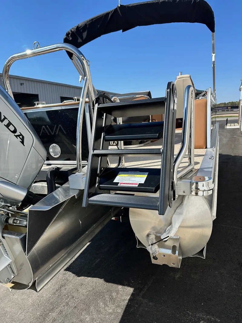 Slide: The Image of Avalon LSZ Versatile Rear Bench 25FT 2026 - 6