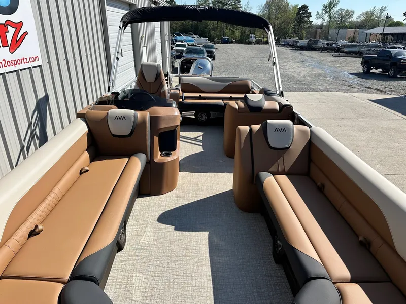 Slide: The Image of Avalon LSZ Versatile Rear Bench 25FT 2026 - 7