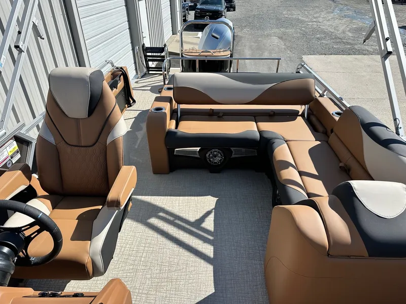 Slide: The Image of Avalon LSZ Versatile Rear Bench 25FT 2026 - 9