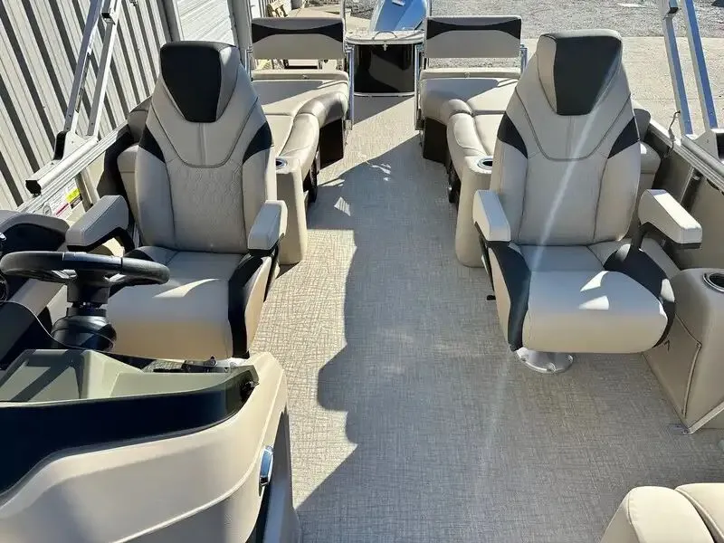 Slide: The Image of Avalon LSZ Quad Lounger Shift 25FT 2026 - 7