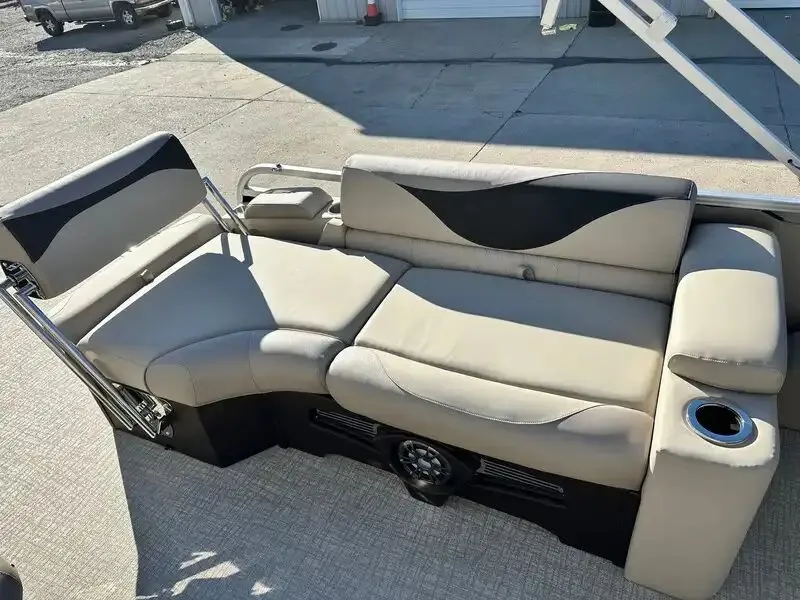 Slide: The Image of Avalon LSZ Quad Lounger Shift 25FT 2026 - 9