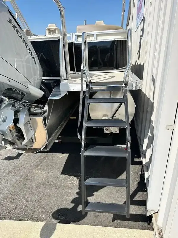 Slide: The Image of Avalon LSZ Quad Lounger 25FT 2026 - 11