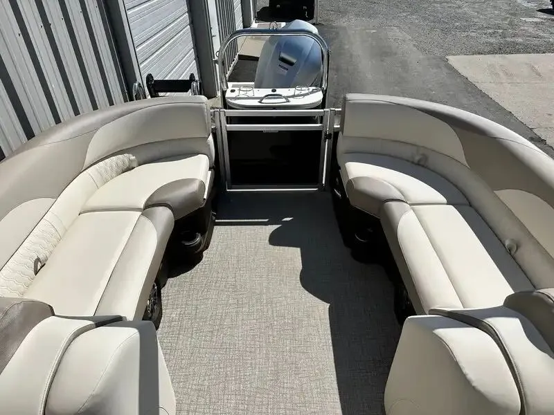 Slide: The Image of Avalon LSZ Quad Lounger 25FT 2026 - 12