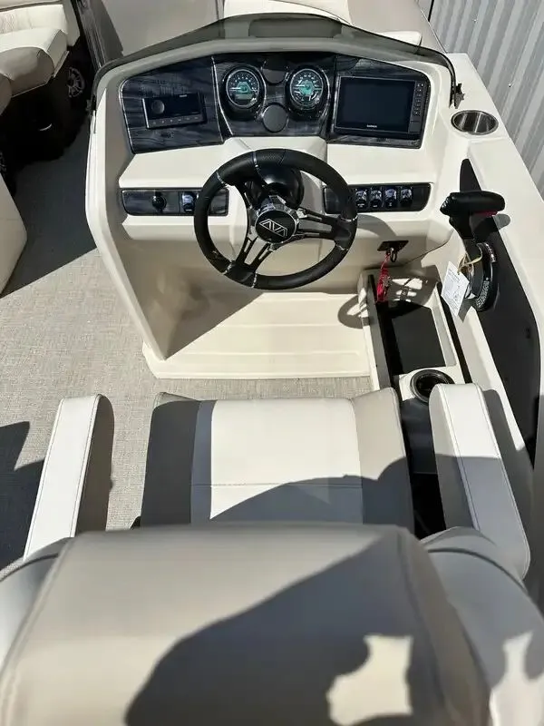 Slide: The Image of Avalon LSZ Quad Lounger 25FT 2026 - 13