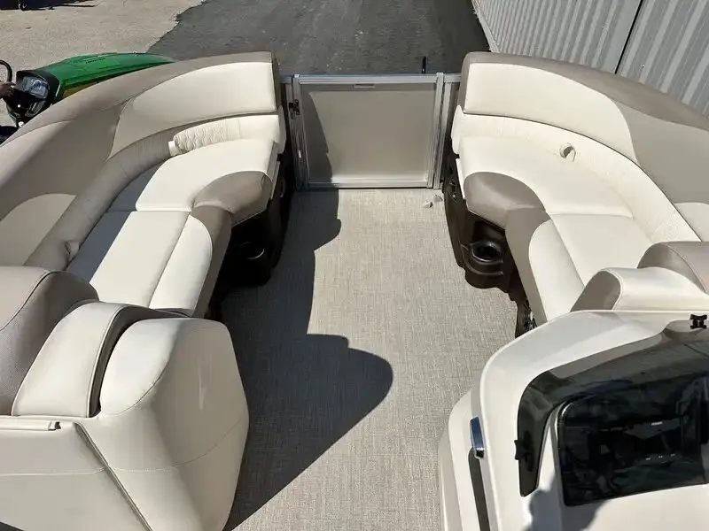 Slide: The Image of Avalon LSZ Quad Lounger 25FT 2026 - 14