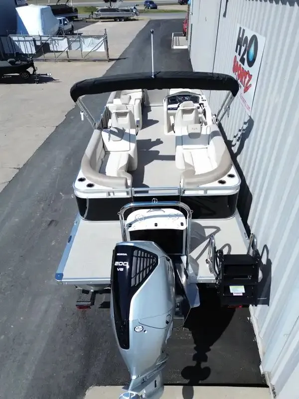 Slide: The Image of Avalon LSZ Quad Lounger 25FT 2026 - 6