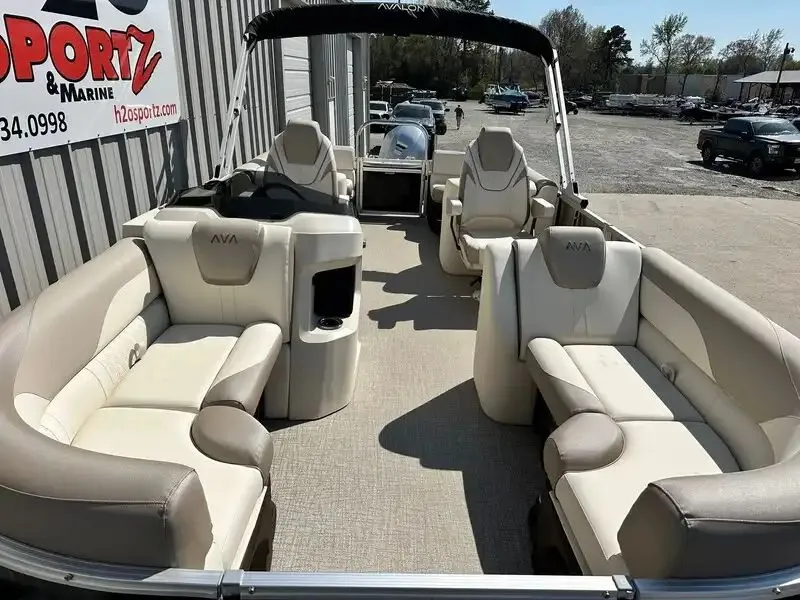 Slide: The Image of Avalon LSZ Quad Lounger 25FT 2026 - 7