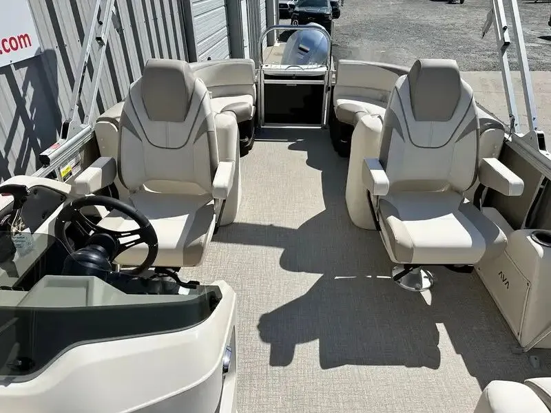 Slide: The Image of Avalon LSZ Quad Lounger 25FT 2026 - 8
