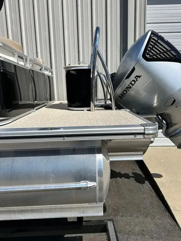 Slide: The Image of Avalon LSZ Quad Lounger 25FT 2026 - 9