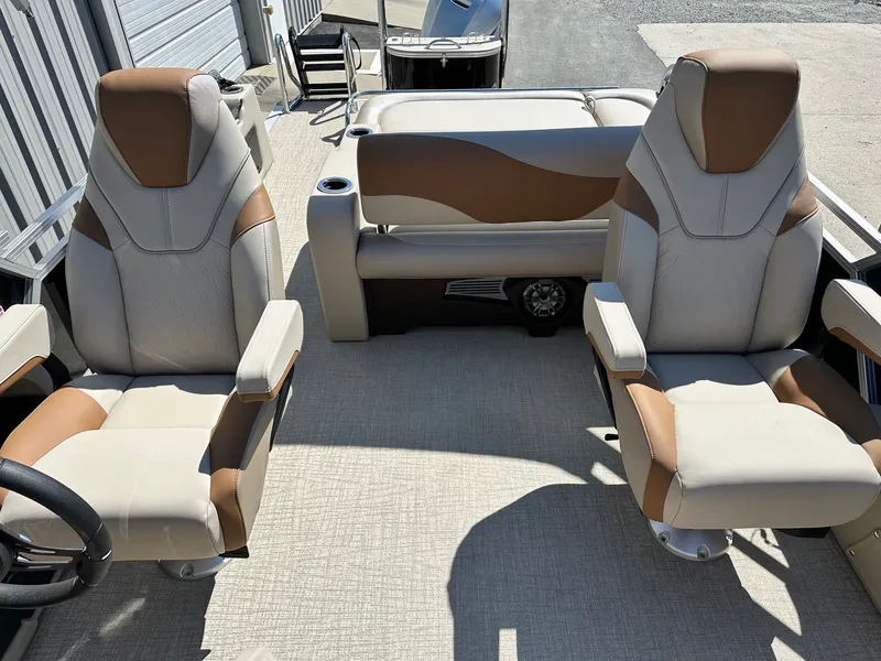 Slide: The Image of Avalon LSZ Versatile Rear Bench 25FT 2026 - 11