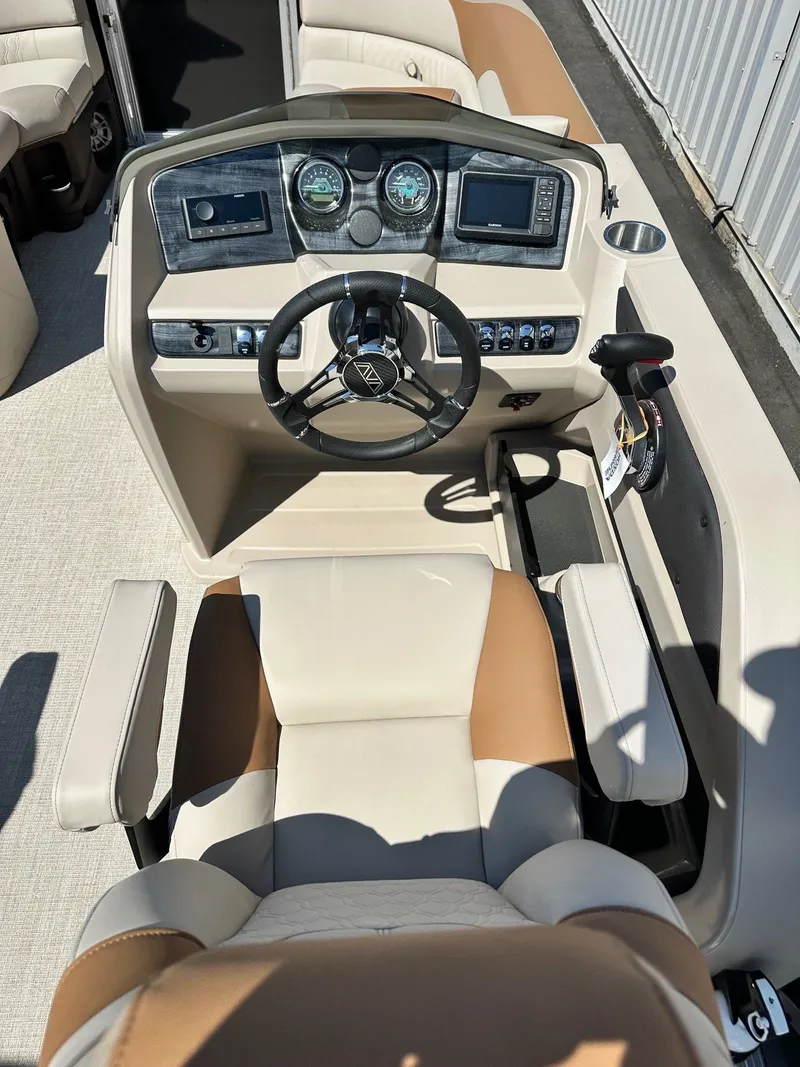 Slide: The Image of Avalon LSZ Versatile Rear Bench 25FT 2026 - 12