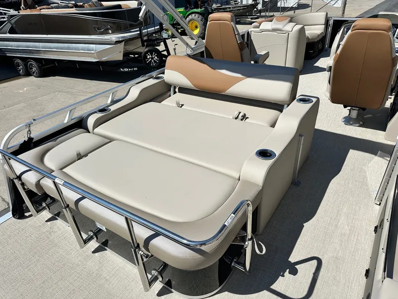 Slide: The Image of Avalon LSZ Versatile Rear Bench 25FT 2026 - 13