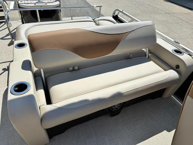 Slide: The Image of Avalon LSZ Versatile Rear Bench 25FT 2026 - 14