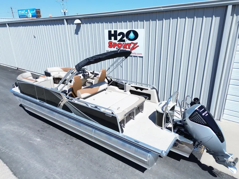 Slide: The Image of Avalon LSZ Versatile Rear Bench 25FT 2026 - 3