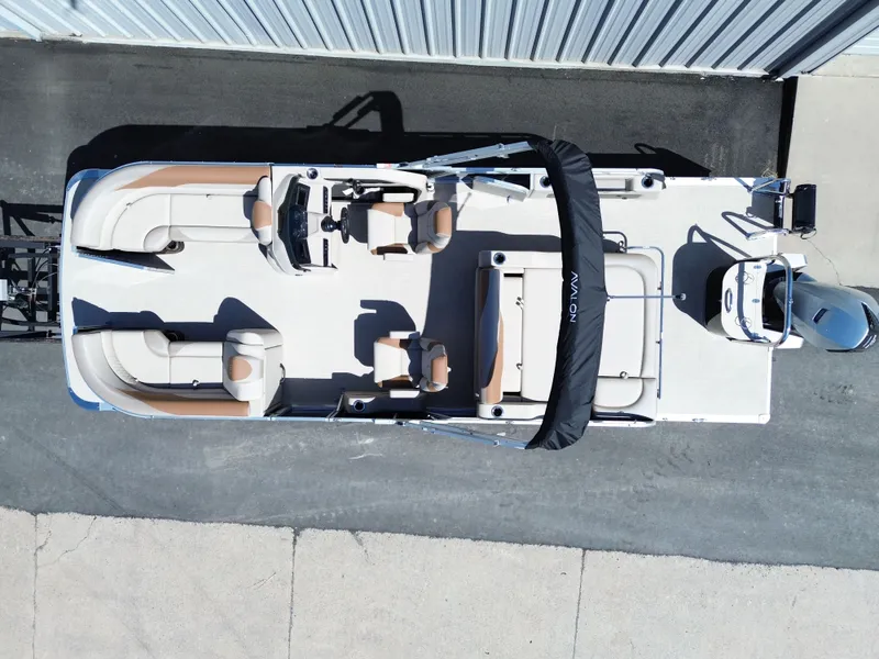 Slide: The Image of Avalon LSZ Versatile Rear Bench 25FT 2026 - 4