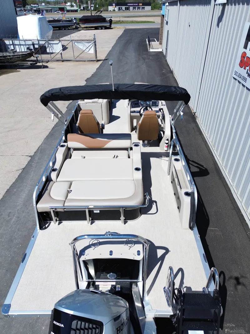 Slide: The Image of Avalon LSZ Versatile Rear Bench 25FT 2026 - 5