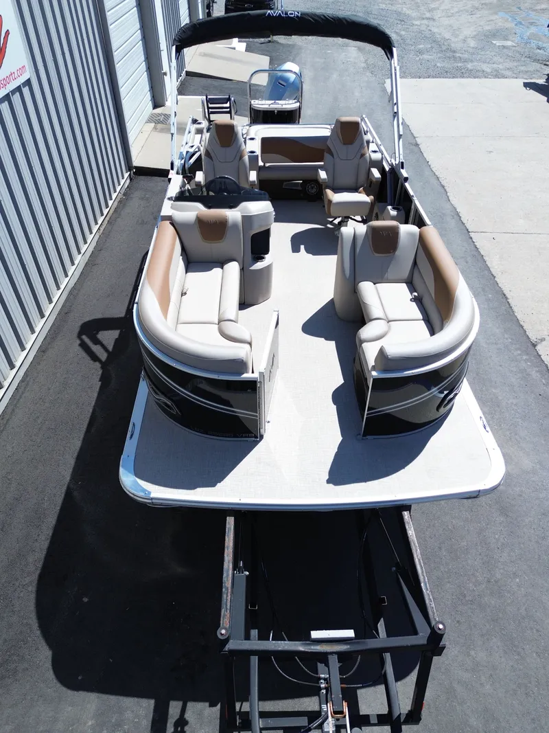 Slide: The Image of Avalon LSZ Versatile Rear Bench 25FT 2026 - 6