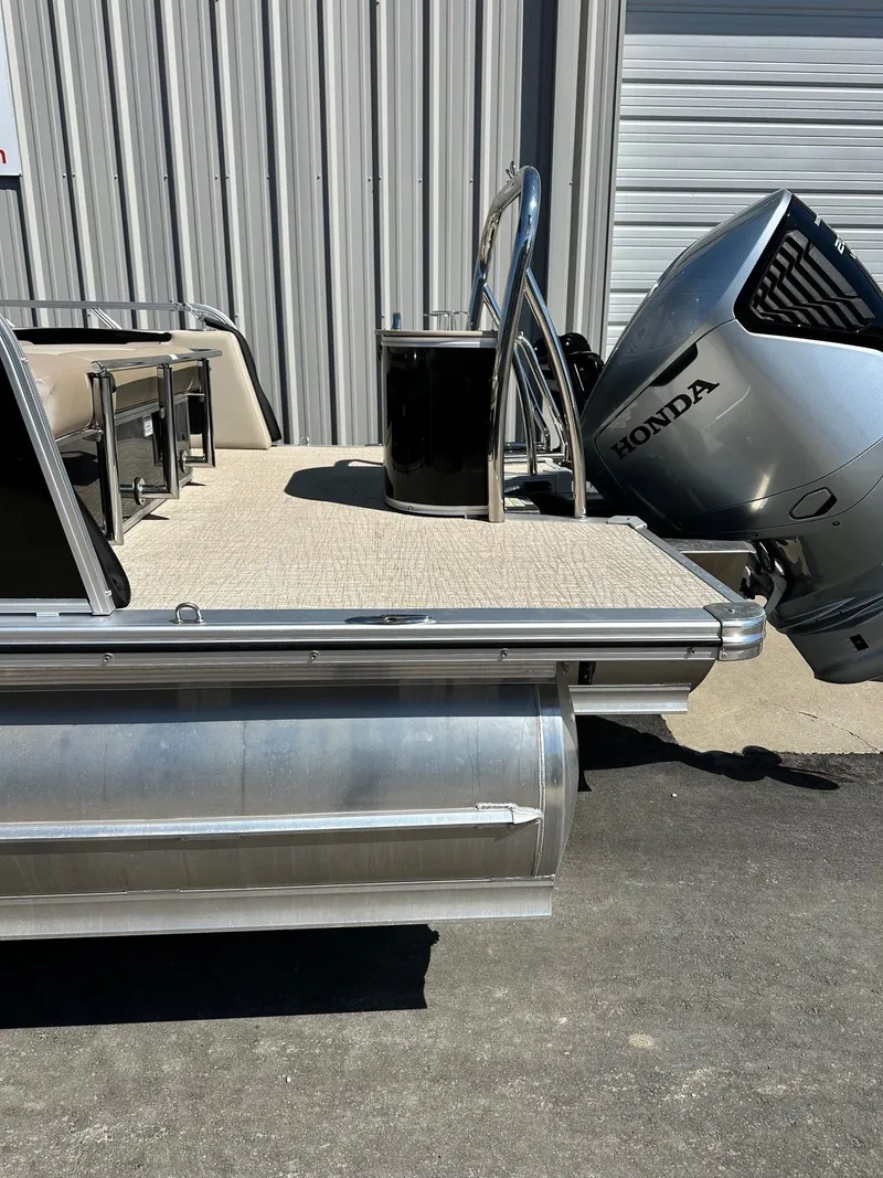 Slide: The Image of Avalon LSZ Versatile Rear Bench 25FT 2026 - 7