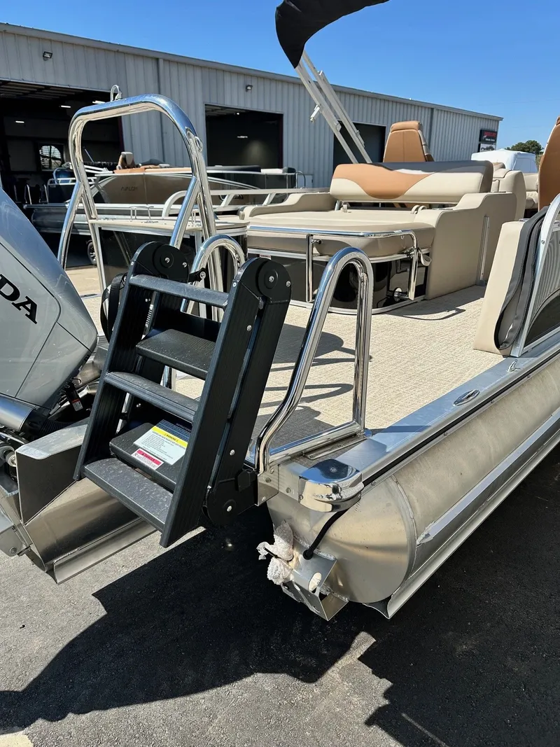 Slide: The Image of Avalon LSZ Versatile Rear Bench 25FT 2026 - 8