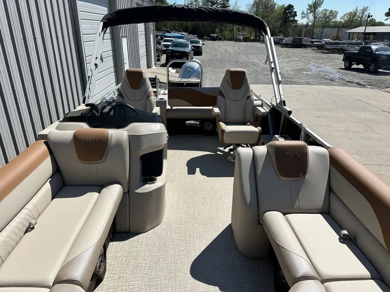 Slide: The Image of Avalon LSZ Versatile Rear Bench 25FT 2026 - 9