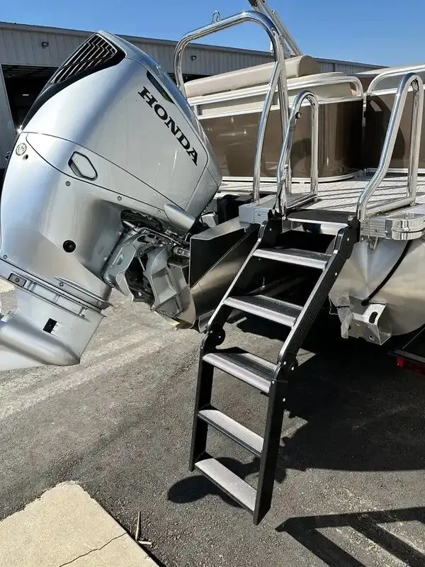 Slide: The Image of Avalon LSZ Versatile Rear Bench 23FT 2026 - 13