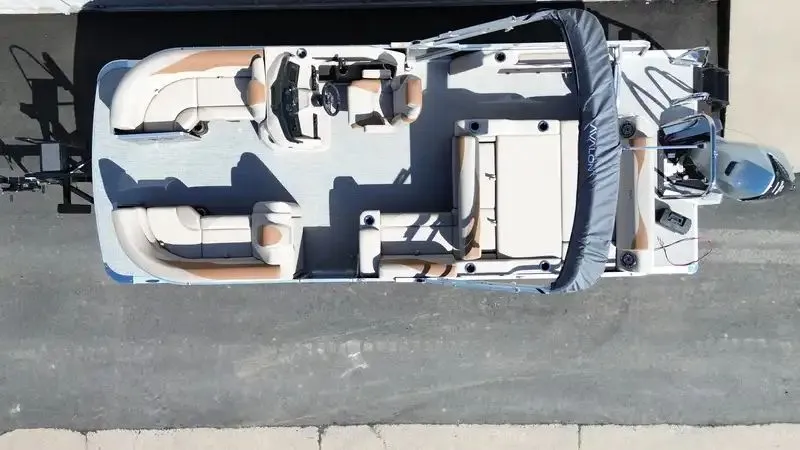 Slide: The Image of Avalon LSZ Versatile Rear Bench 23FT 2026 - 4