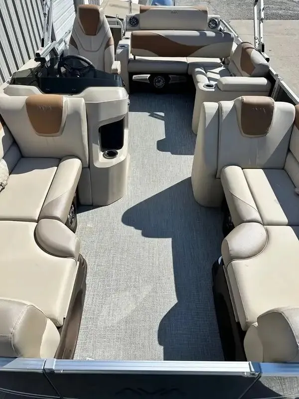 Slide: The Image of Avalon LSZ Versatile Rear Bench 23FT 2026 - 5