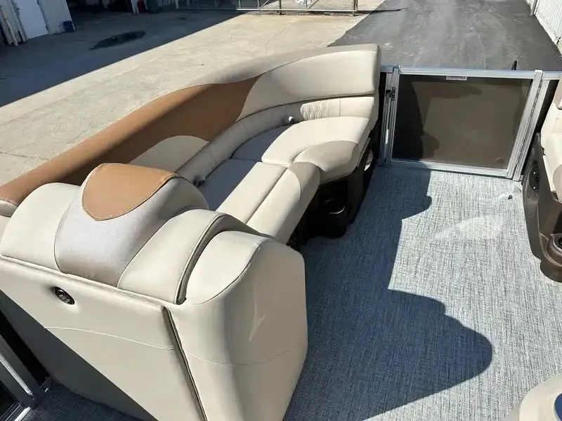 Slide: The Image of Avalon LSZ Versatile Rear Bench 23FT 2026 - 6