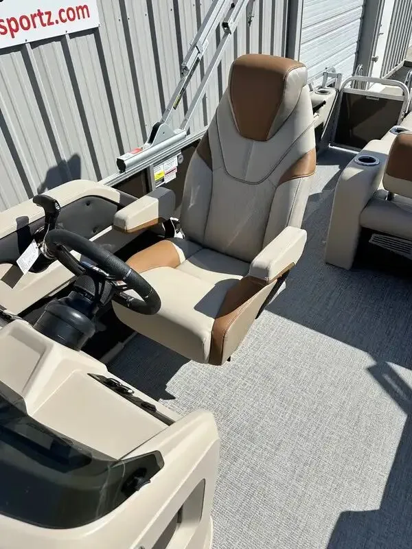 Slide: The Image of Avalon LSZ Versatile Rear Bench 23FT 2026 - 7