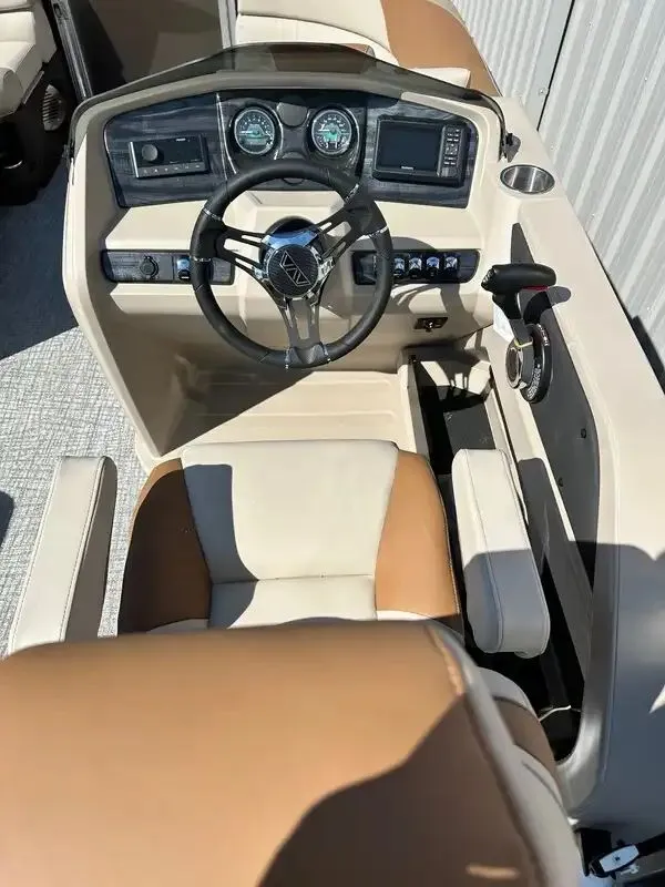 Slide: The Image of Avalon LSZ Versatile Rear Bench 23FT 2026 - 8