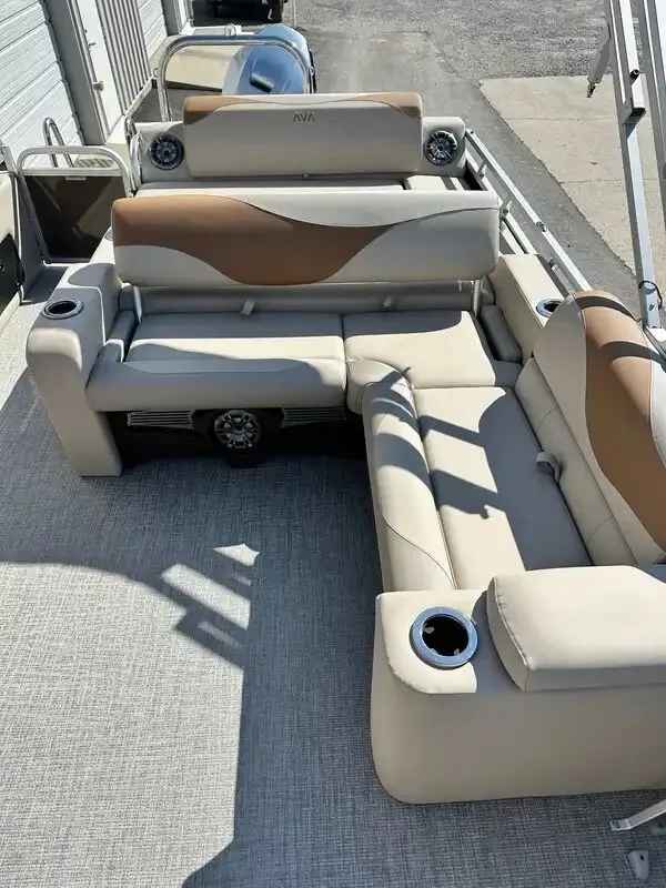 Slide: The Image of Avalon LSZ Versatile Rear Lounger 23FT 2026 - 9