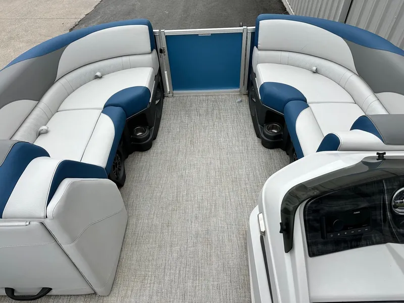 Slide: The Image of Avalon LSZ Versatile Rear Lounger 23FT 2024 - 10
