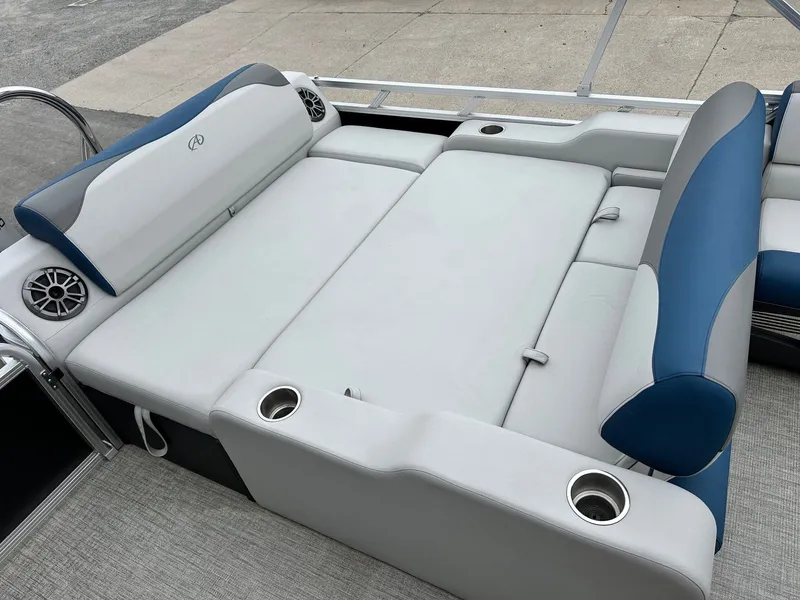 Slide: The Image of Avalon LSZ Versatile Rear Lounger 23FT 2024 - 7