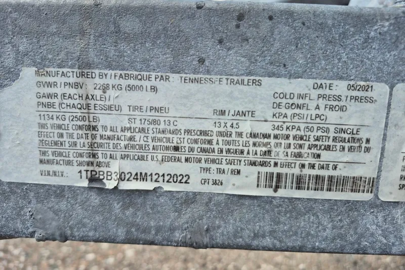 Slide: The Image of Label on a 2022 Sport Pontoons Tritoon Slide, detailing weight and safety standards. - 26