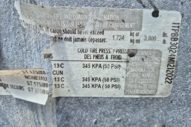 Slide: The Image of Tire and loading information label on 2022 Sport Pontoons Tritoon Slide, showing pressure and weight limits. - 25