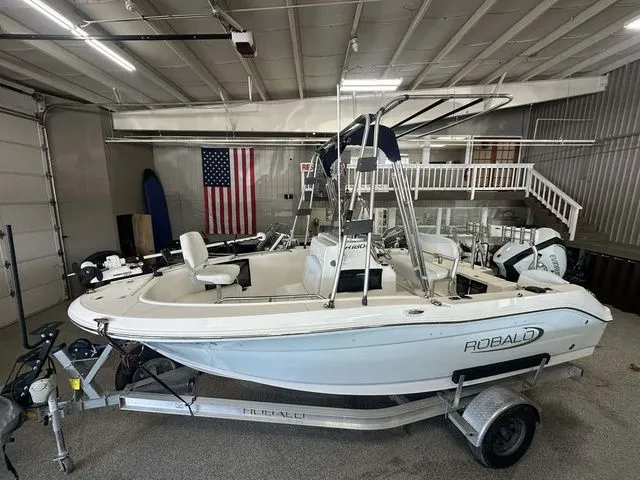 The Image of Robalo R180 Center Console 2019 - 1