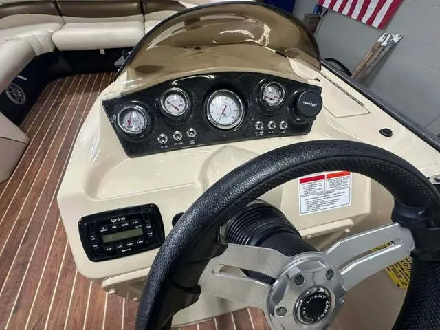 Slide: The Image of Crest Crest III 23 Foot 230 SL 2014 - 12