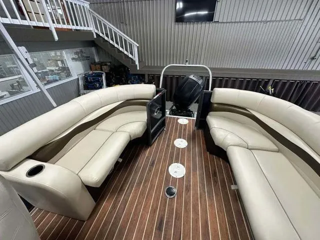 Slide: The Image of Crest Crest III 23 Foot 230 SL 2014 - 13