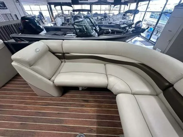 Slide: The Image of Crest Crest III 23 Foot 230 SL 2014 - 6