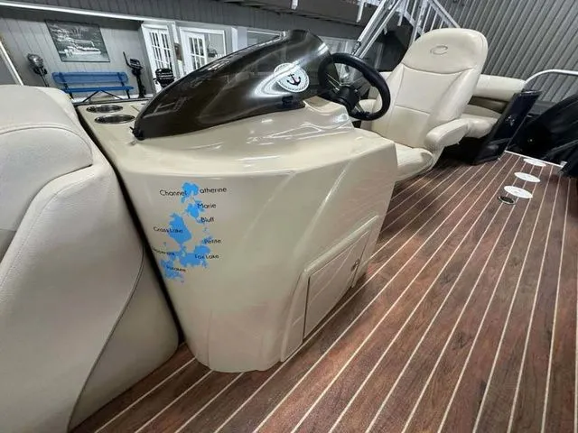 Slide: The Image of Crest Crest III 23 Foot 230 SL 2014 - 8