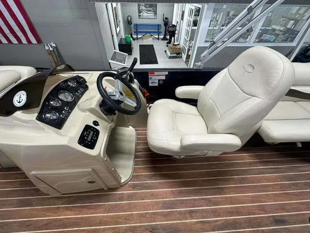 Slide: The Image of Crest Crest III 23 Foot 230 SL 2014 - 9