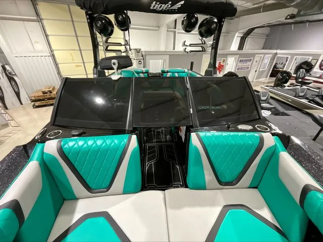 Slide: The Image of Tigé 23RZX 2021 - 10