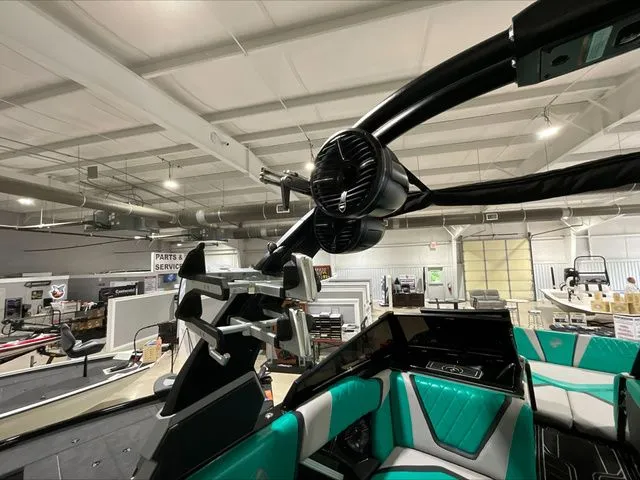 Slide: The Image of Tigé 23RZX 2021 - 18