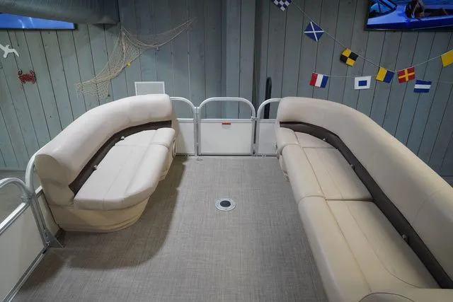 Slide: The Image of Sun Tracker Party Barge 22 DLX 2017 - 13