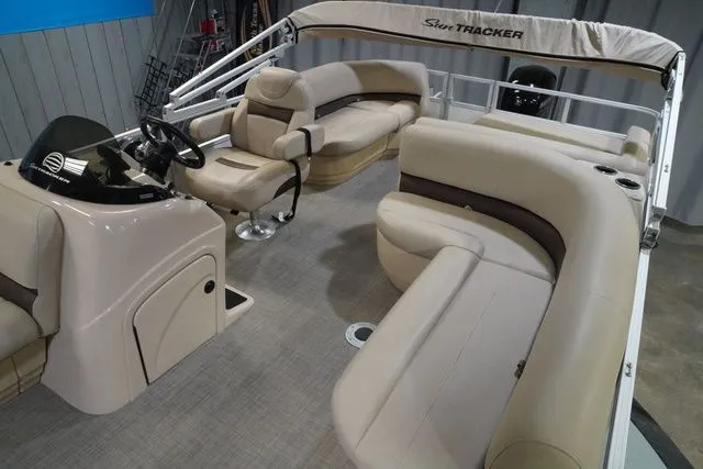 Slide: The Image of Sun Tracker Party Barge 22 DLX 2017 - 14